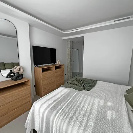 Serenity - Contemporary 2 Bedroom Μαρμπέλλα